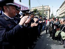 Polizisten applaudieren den Protestierenden.