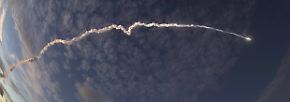 Eine Ariane-5-Rakete zieht ihre Bahn.
