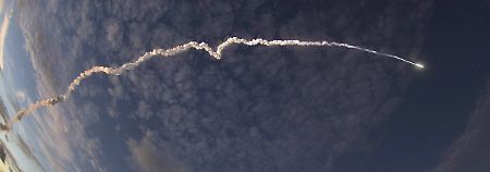 Eine Ariane-5-Rakete zieht ihre Bahn.