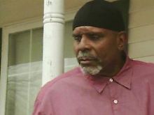 Charles Mobley, der Vater von Sharif Mobley, vor seinem Haus in Buena Borough.