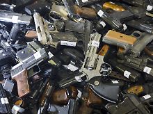 Auch in Schwerin wurde ein Haufen alter oder illegaler Waffen eingesammelt.