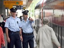 Bundespolizisten auf einem Bahnsteig in Hannover.