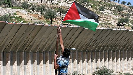 Ein Palästinenser protestiert gegen den Schutzzaun, den Israel im Westjordanland errichtet hat.