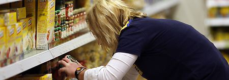 Genau Hinschauen könnte sich lohnen: Die Discounter eröffnen eine neue Preisrunde.