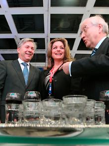 Mit Ouzo begrüßt Angela Gerekou Bundeswirtschaftsminister Rainer Brüderle (r) und Berlins Bürgermeister Klaus Wowereit am ITB-Stand Griechenlands.