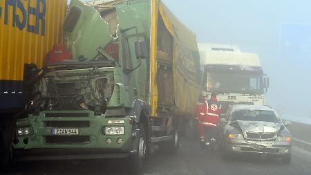 Ineinander verkeilte Autos auf der A8.