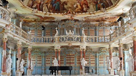 Zu den berühmtesten Bauwerke des oberschwäbischen Barock zählt das Kloster in Bad Schussenried - der Rokoko-Bibliothekssaal im Konventbau zählt zu den schönsten und bedeutendsten seiner Art.