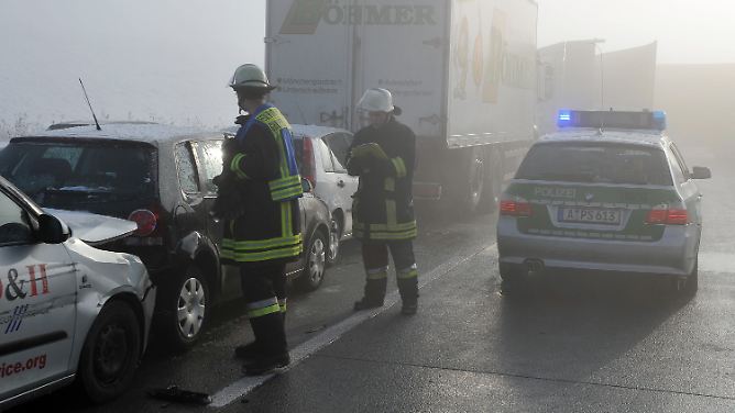 "Absolutes Chaos": Massenkarambolage auf der A8