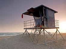 In Huntington Beach haben Rettungsschwimmer ein Auge auf die Surfer, an deren Kräften nicht nur die Wellen, sondern auch das kalte Pazifikwasser zehren.