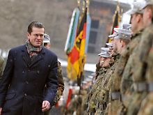 Guttenberg hat den General offenbar wegen Kritik an seinem Krisenmanagement entlassen.