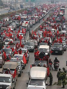 Die Demonstranten blockieren den Verkehr in Bangkok.
