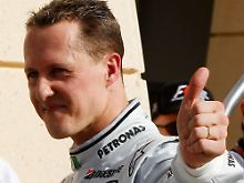 Daumen hoch für Startplatz sieben: Michael Schumacher nach dem Qualifying.