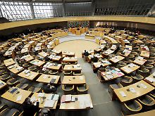 Möglicherweise müssen die Stühle im Düsseldorfer Landtag umgestellt werden.