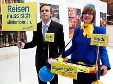 Für "Westerwelle-Reisen" werben Mitarbeiter des NDR-Fernsehmagazins extra3 auf der ITB in Berlin.