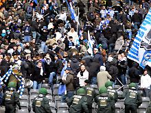 Fans flüchten aus dem Hertha-Block.