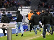 Randalierer auf dem Weg zum Kabinentrakt.
