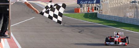 Erstes Rennen für Ferrari, erster Sieg: Fernando Alonso feiert einen Auftalt nach Maß für die Roten in Bahrain.