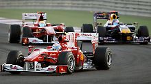Kampflos muss Vettel die beiden Ferraris von Fernando Alonso und Felipe Massa an sich vorbeiziehen lassen. Ein bitterer Moment für den Deutschen.