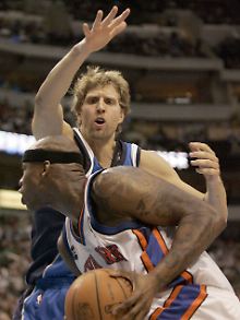 Dirk Nowitzki verteidigt gegen Al Harrington.