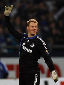 Manuel Neuer winkt den Schalke-Fans noch nicht zum Abschied.