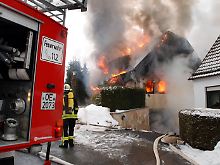 Beim Eintreffen der Feuerwehr steht das Haus bereits in Flammen.