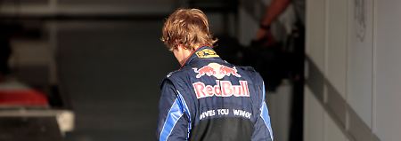 Mit tief hängendem Kopf schleicht er von dannen. Sebastian Vettel hat allen Grund tief frustriert zu sein. Er ist ein großartiges Rennen gefahren und wurde nicht belohnt.