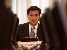 Abhisit wird sich wohl dem Druck der Straße beugen.