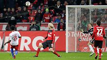 Ze Roberto hebt den Ball zum 1:1 ins Leverkusener Tor.