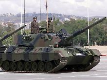 Ein deutscher Leopard-Panzer der türkischen Armee während einer Militärparade in Ankara.