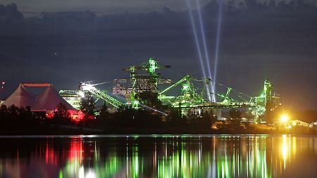 Fünf ausgediente Bagger und Absetzer stehen auf einer Halbinsel im Gremminer See.