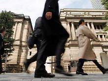 Auf dem Weg zu Arbeit: Geschäftsleute vor der Bank of Japan.