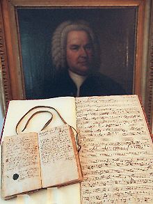 Das Archiv beherbergt zum Beispiel die Abschrift einer Orchestersuite und eine eigenhändige Eintragung von Bach in ein Quittungsbuch.