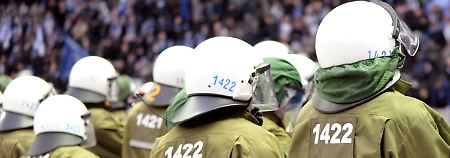Polizisten sichern das Berliner Olympiastadion vor gewaltbereiten Zuschauern.