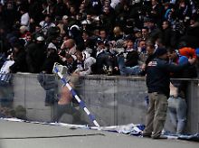 Ob massive Polizeipräsenz das richtige Mittel gegen Krawallmacher ist, wird bezweifelt.