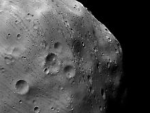 Der Blick auf die Krater des mehr als 100 Millionen Kilometer entfernten Mondes.