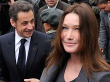 Sarkozy (hier mit Gattin Carla) muss eine herbe Schlappe einstecken.