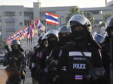 Polizei schützt das Regierungsgebäude in Bangkok.