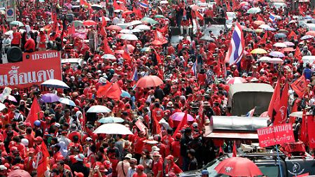 Bangkoks Straßen sind rot.