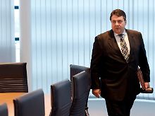 SPD-Chef Gabriel rückt von den Reformen Gerhard Schröders ab.