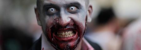 Der Fall Lehman gewährte allen Beteiligten einen Blick in den Abgrund: Einen Eindruck vom Ausmaß des kalten Grausens liefert dieser Zombie-Darsteller in Frankfurt.