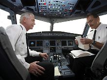 Eine A320 war es, die der "Held vom Hudson" Chesley B. Sullenberger (links) Anfang 2009 trotz beidseitigem Triebwerksausfall sicher auf dem Gewässer vor Manhattan landete.