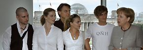 Bundeskanzlerin Angela Merkel traf sich im Mai 2008 mit "Gute Zeiten - Schlechte Zeiten"-Darstellern. Die Seifenoper ist seit 1992 bei RTL auf Sendung und gilt als erfolgreichste Serie im deutschen Fernsehen.
