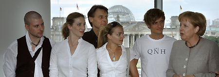 Bundeskanzlerin Angela Merkel traf sich im Mai 2008 mit "Gute Zeiten - Schlechte Zeiten"-Darstellern. Die Seifenoper ist seit 1992 bei RTL auf Sendung und gilt als erfolgreichste Serie im deutschen Fernsehen.