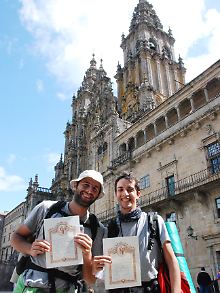 Endstation Santiago de Compostela: Stolz präsentieren Lucas und Angel ihre Pilgerurkunden. 
