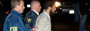 FBI-Agenten führen Najibullah Zazi (r), Afghane mit US-Wohnsitz, in Aurora (Colorado) ab. Zazi plante angeblich nach einem Terrortraining in Pakistan in New York eine "Märtyrer-Operation". (Archivbild vom 19.09.2009)