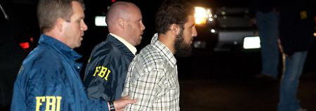 FBI-Agenten führen Najibullah Zazi (r), Afghane mit US-Wohnsitz, in Aurora (Colorado) ab. Zazi plante angeblich nach einem Terrortraining in Pakistan in New York eine "Märtyrer-Operation". (Archivbild vom 19.09.2009)