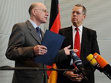 Robbe (r.) übergibt seinen Bericht an Bundestagspräsident Lammert.