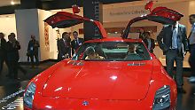 Flügeltüren-Prinzip neu umgesetzt: Beim Mercedes SLS AMG mit den nach oben öffnenden Schwingen braucht man nicht so viel Platz in der Parklücke.