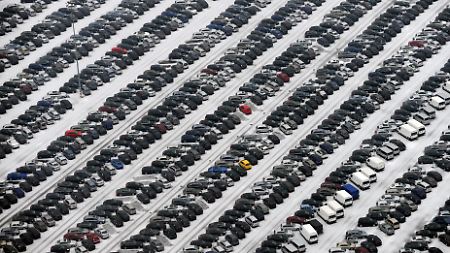 Neu- und Jahreswagen verschiedener Autohersteller stehen auf dem Lagergelände eines Logistikunternehmens im mittelbadischen Kippenheim.