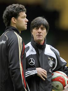 Joachim Löw möchte sich erst nach der WM über Ballacks Zukunft unterhalten. Über die des Bundestrainers  wird schon jetzt diskutiert.